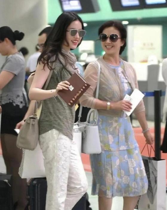 乾鑫配资 37岁刘亦菲和母亲机场被偶遇，65岁妈妈气质优雅，美人基因好强大